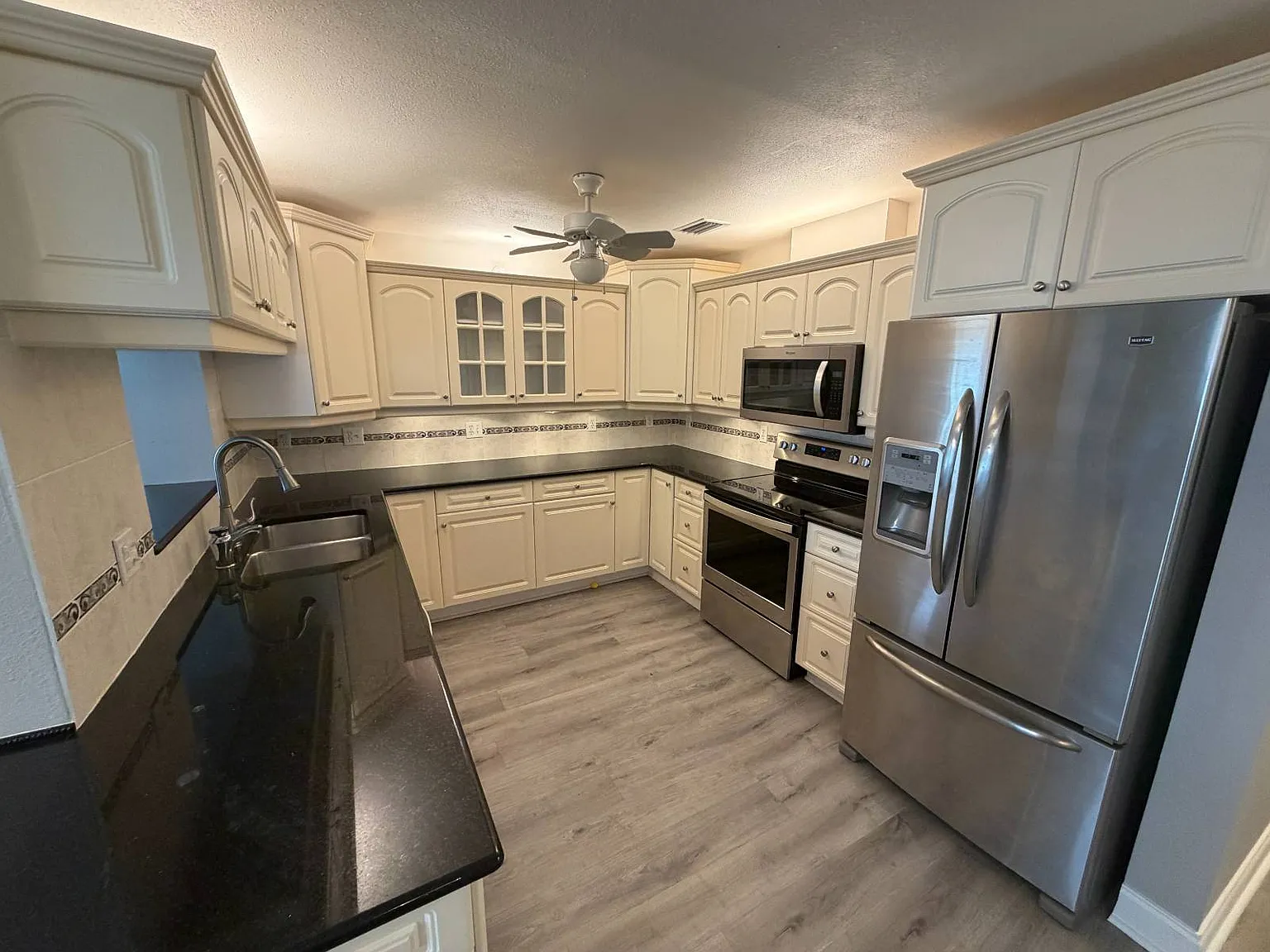 4 bed, 2.0 bath, 1862 sqft, $2,195 — Photo 4