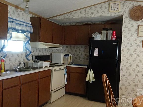 3rd image of 169 Hamptons Cove Rd