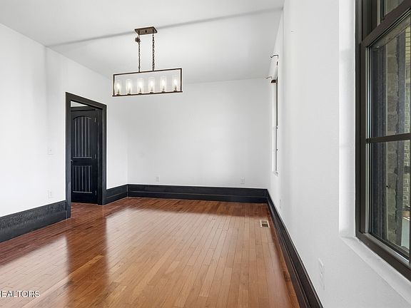5th image of 656 Oxford Rd
