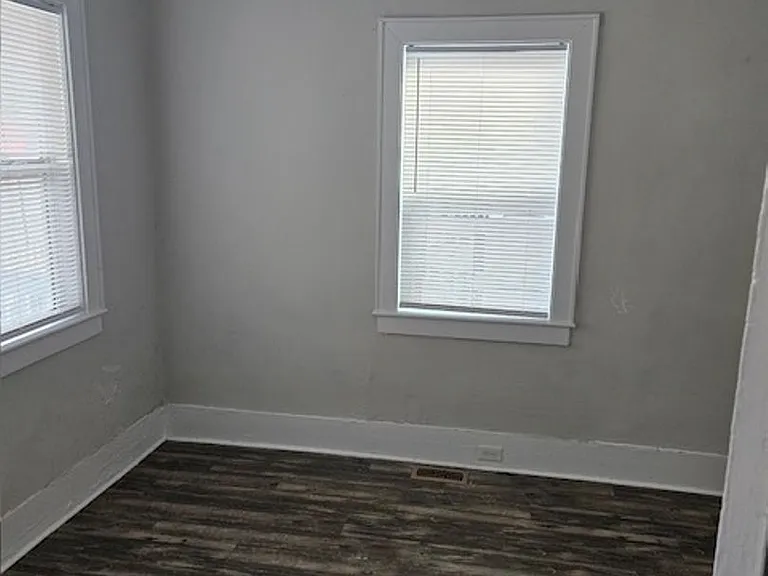 718 Queen St — Photo 3