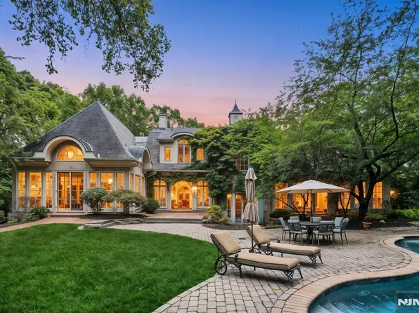 505 Timberline Dr, Franklin Lakes, NJ 07417