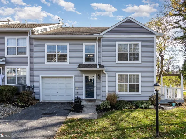 54 Courtyard Dr, Carlisle, PA 17013