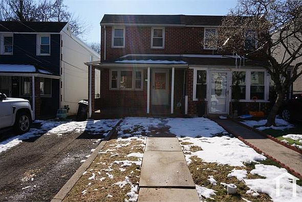 1st image of 250 E Chestnut St