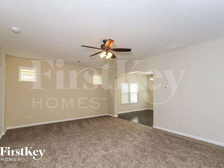 703 Barberry Dr — Photo 2