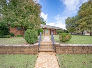 303 Woodcrest Dr, Norman, OK 73071