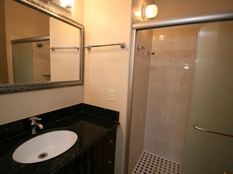 512 Suffield Dr — Photo 23