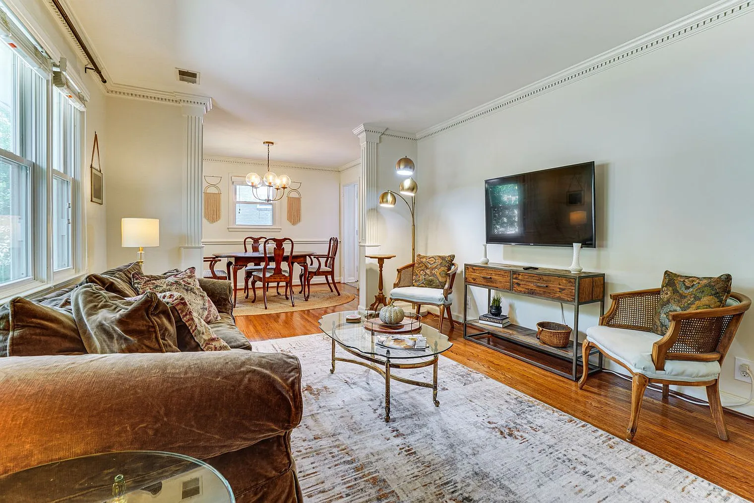 2 bed, 1.0 bath, 1065 sqft, $2,622 — Photo 2
