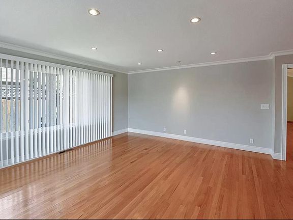 3rd image of 6558 Crown Blvd