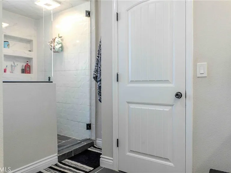 1042 Robinson Ct — Photo 35