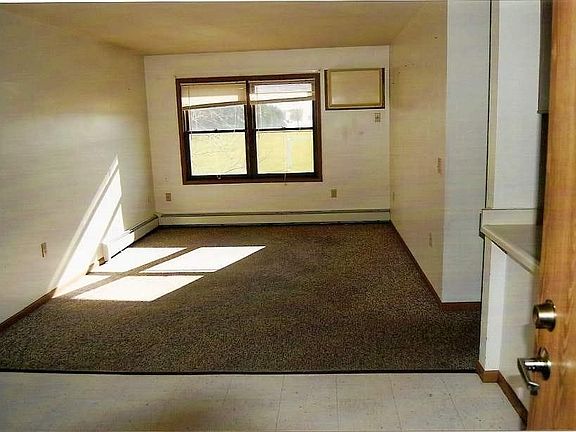 BRIGHT LIVING ROOM