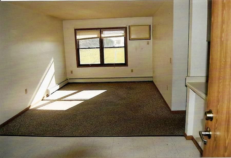 BRIGHT LIVING ROOM