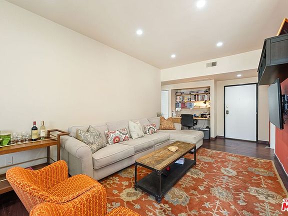 3rd image of 17914 Magnolia Blvd Unit 317