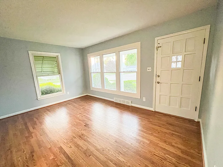 28571 James St — Photo 6