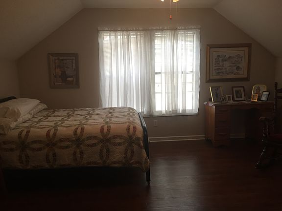 Upstairs bedroom 