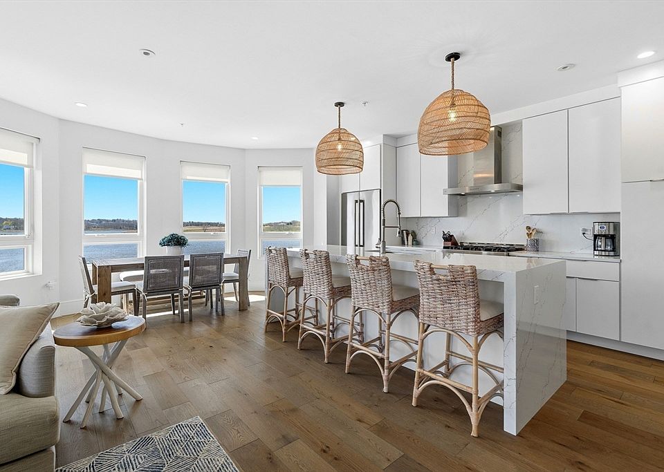 1st image of 60 Newbury St #1