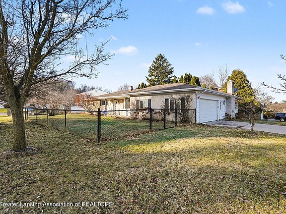 3rd image of 4908 Applewood Dr