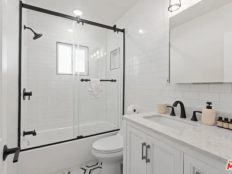 1224 N Ogden Dr — Photo 31