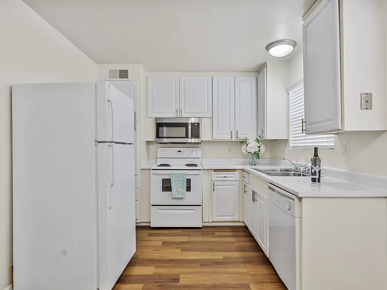 7614 Parkway Dr #1E — Photo 3
