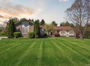 553 Peach Tree Ln, Milford, MI
