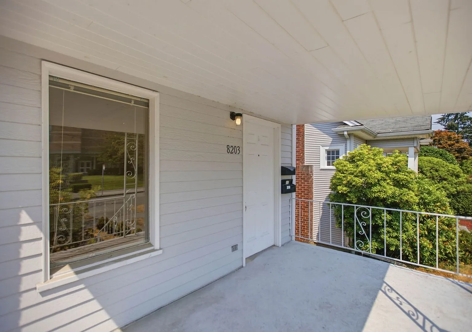 Steps from Green Lake ,6 bed 3 bath home with 2 kitchens and 2 laundry rooms. — Photo 4