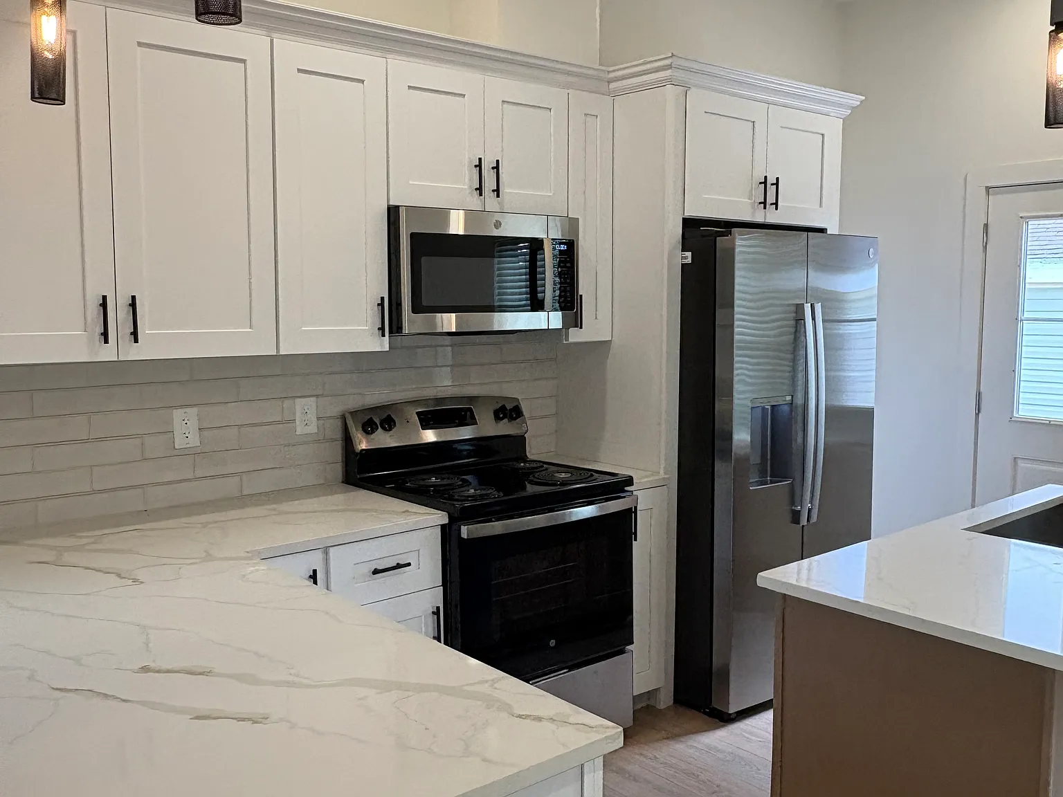 3 bed, 1.5 bath, 1600 sqft, $2,100 — Photo 3