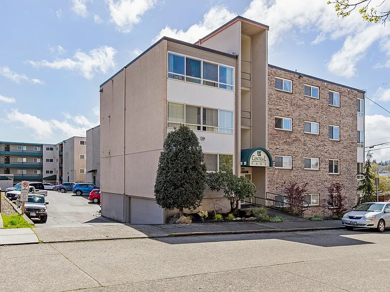Russell/Central Park in the Heart of Ballard — Photo 24