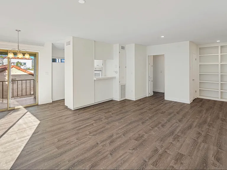 124 N Clark Dr #301 — Photo 5