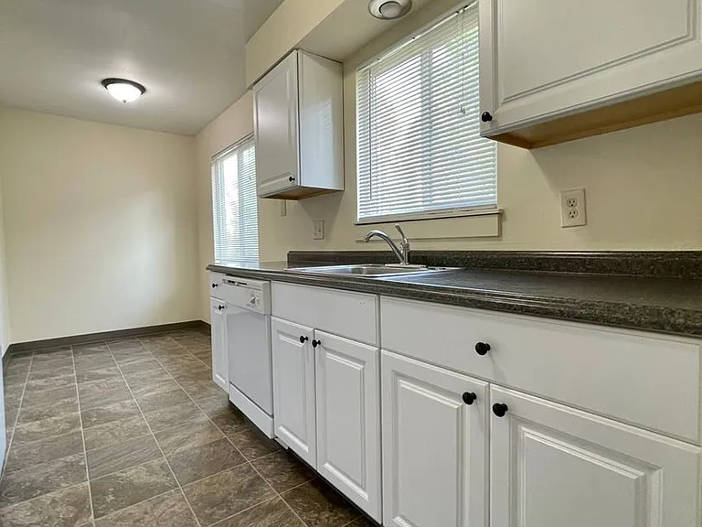 9039 SE Stark St — Photo 7