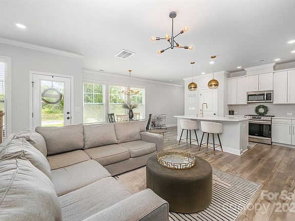 4th image of 355 Ladybird Ln