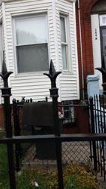 1st image of 244A 6th Ave W