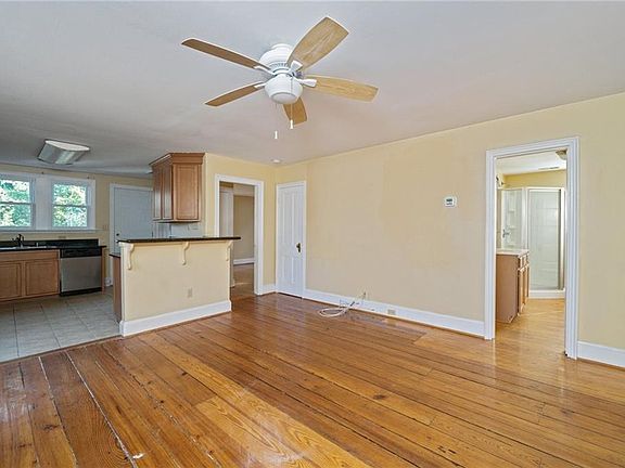 3rd image of 363C Washington St