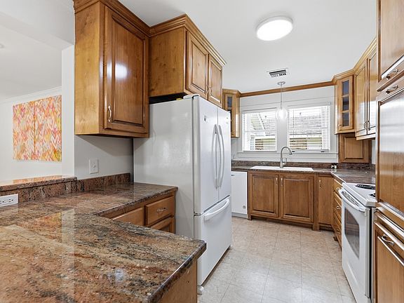 5th image of 526 Foret St