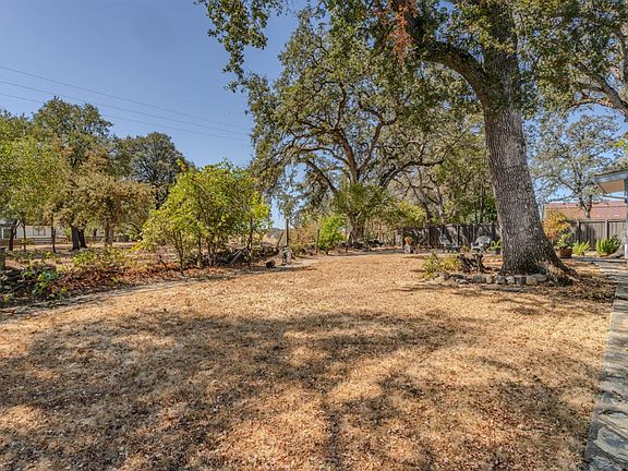 5th image of 305 Patricia Ln