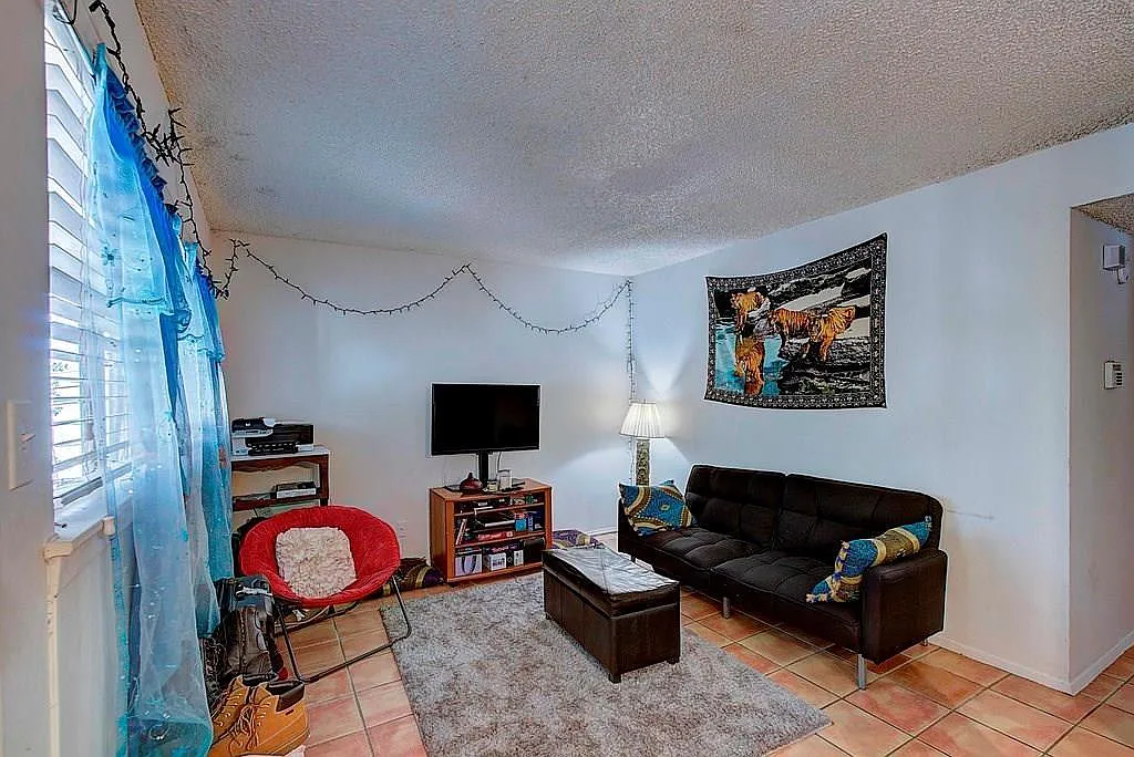 2 bed, 2.0 bath, 718 sqft, $1,400 — Photo 2