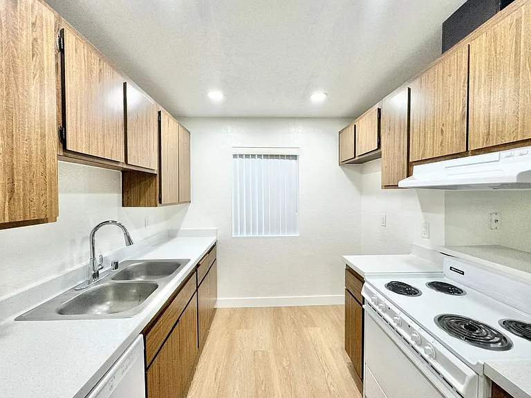 Buena Vista Apartments — Photo 11