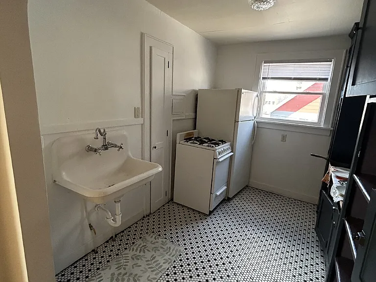 107 Elizabeth St #4 — Photo 8