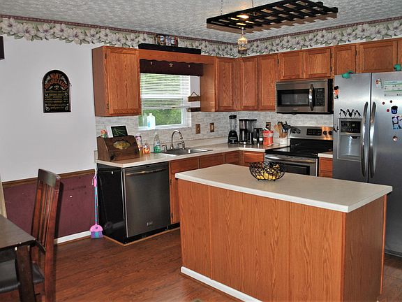 3rd image of 1684 Westmeadow Dr