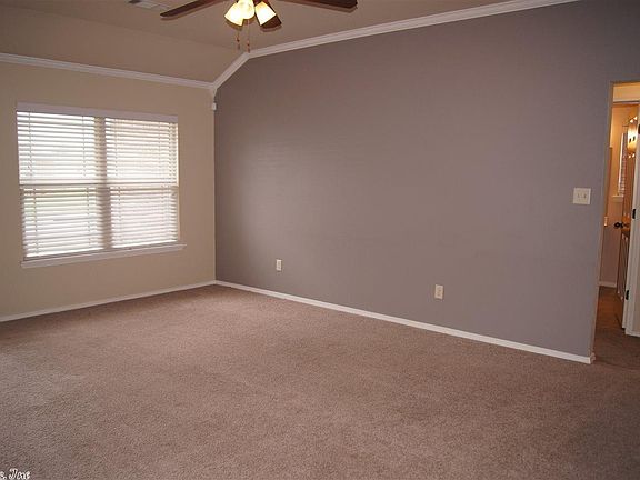 4th image of 919 Yarrow Dr