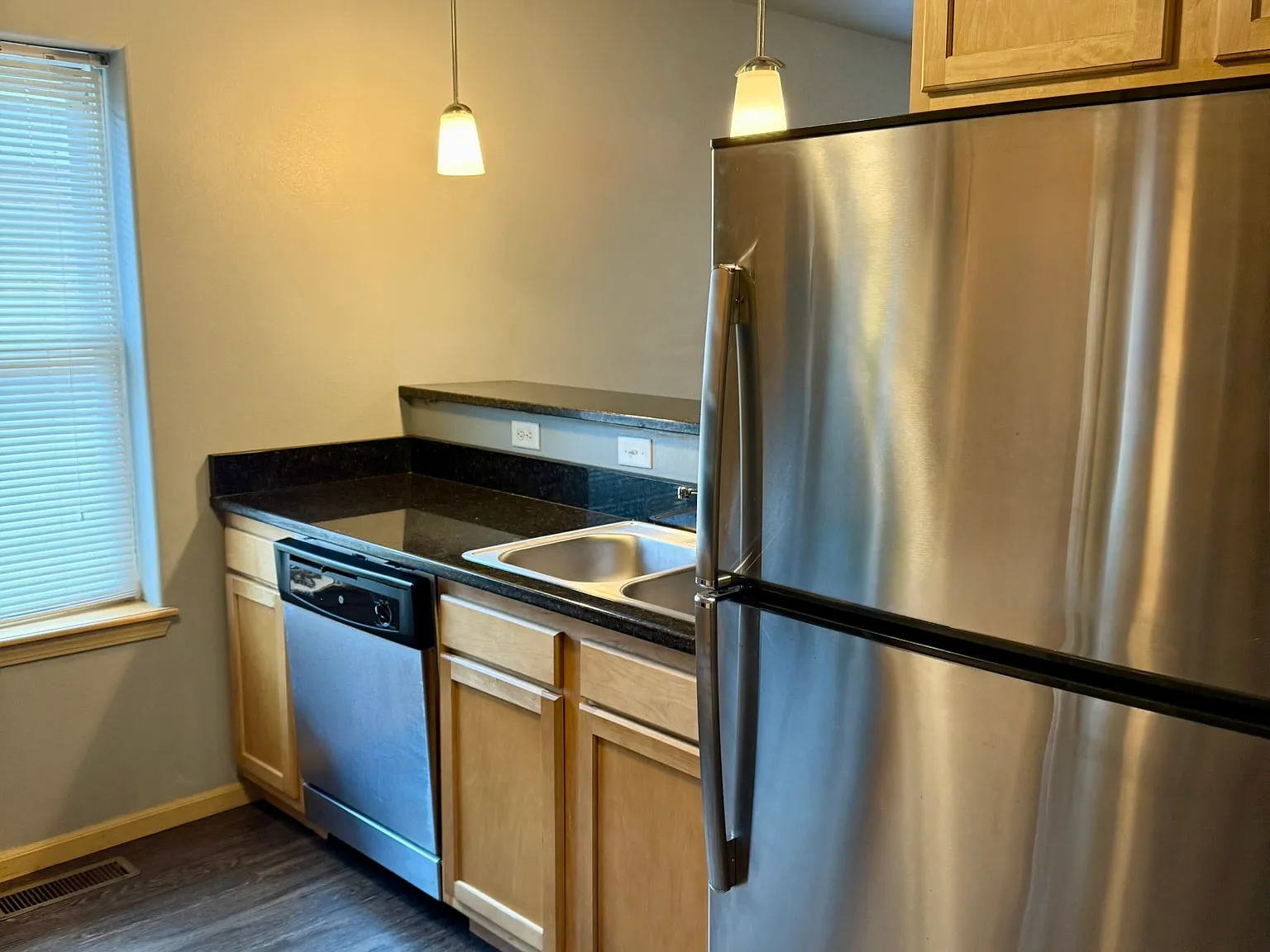6 bed, $4,272 — Photo 3