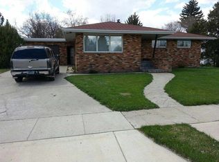910 Sinclair St, Bottineau, ND 58318