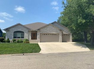 121 Pin Oak Dr, Pekin, IL 61554