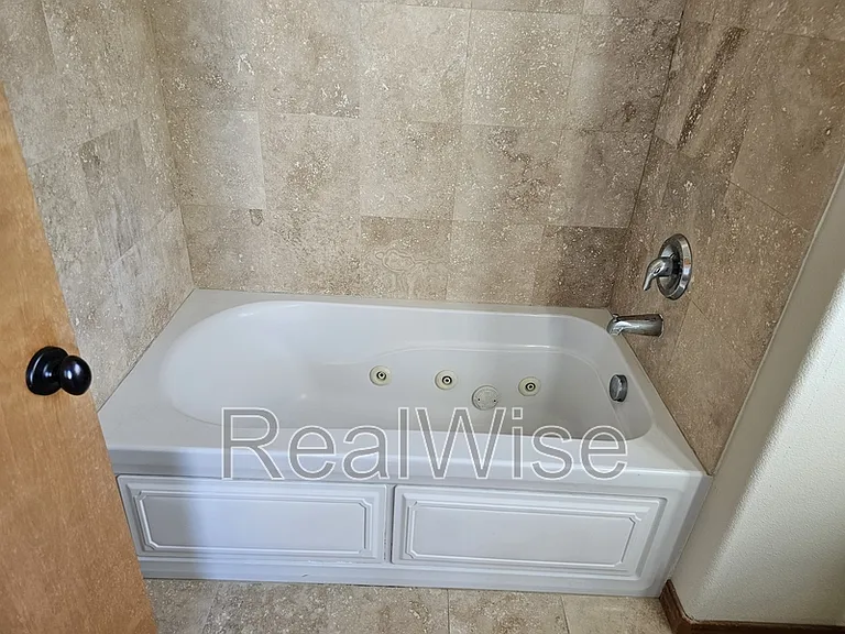 511 NE 84th Cir — Photo 15