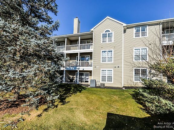 2nd image of 2912 N Knightsbridge Cir