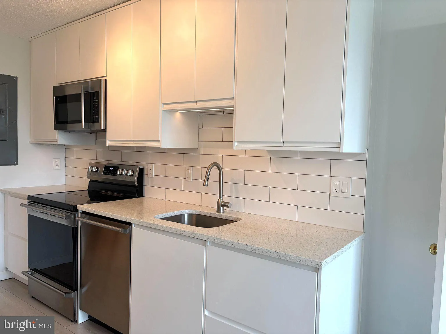 3 bed, 3.0 bath, 2097 sqft, $3,900 — Photo 3