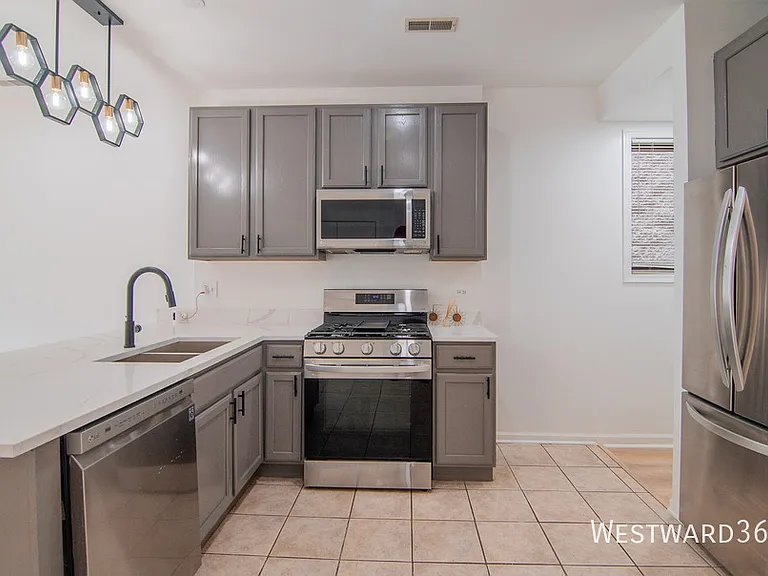 2534 W Harrison St #1 — Photo 2