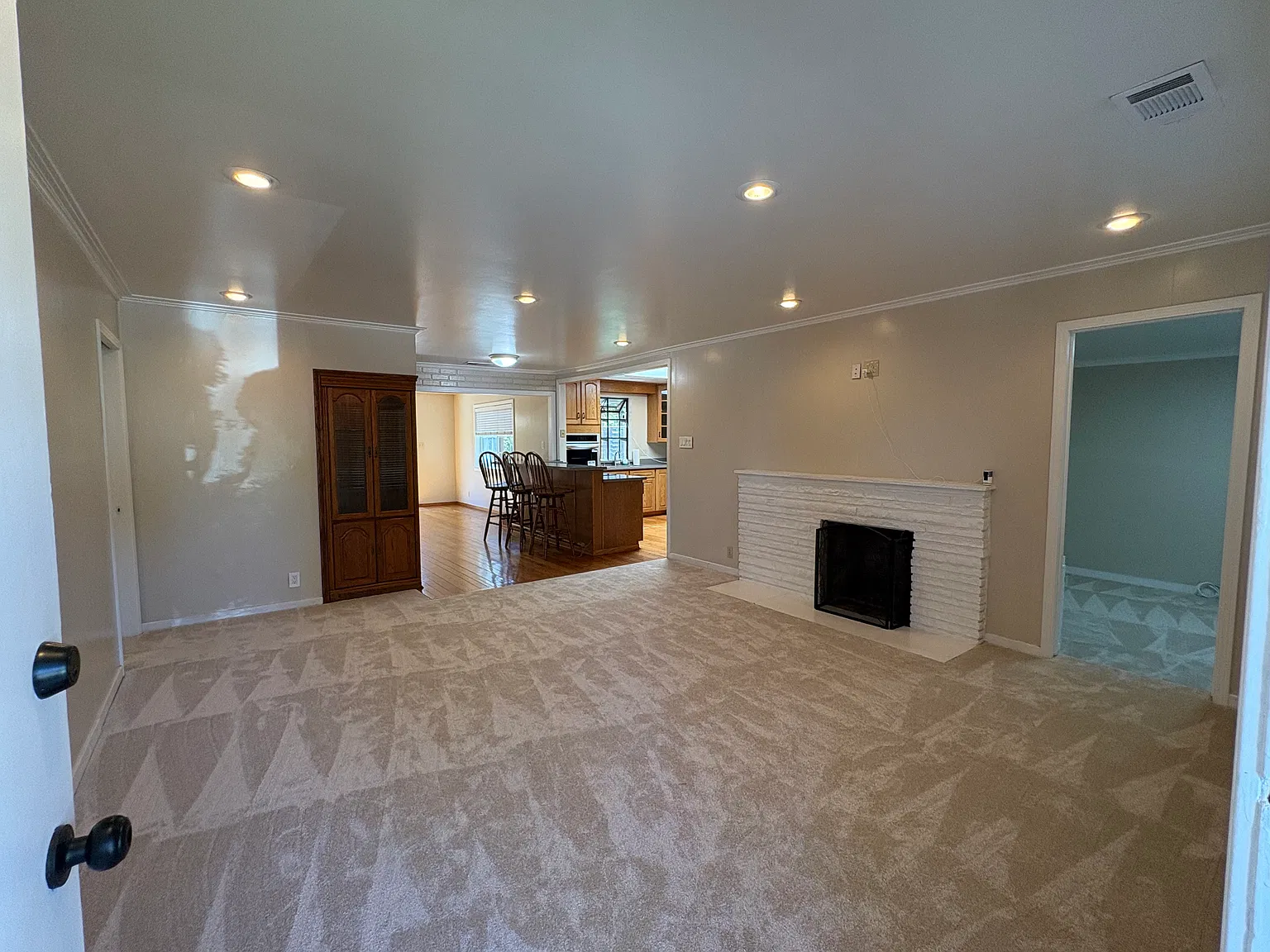 4 bed, 1080 sqft, $5,800 — Photo 2