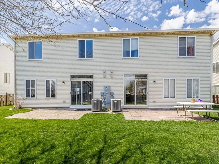 315 Richmond Dr — Photo 2