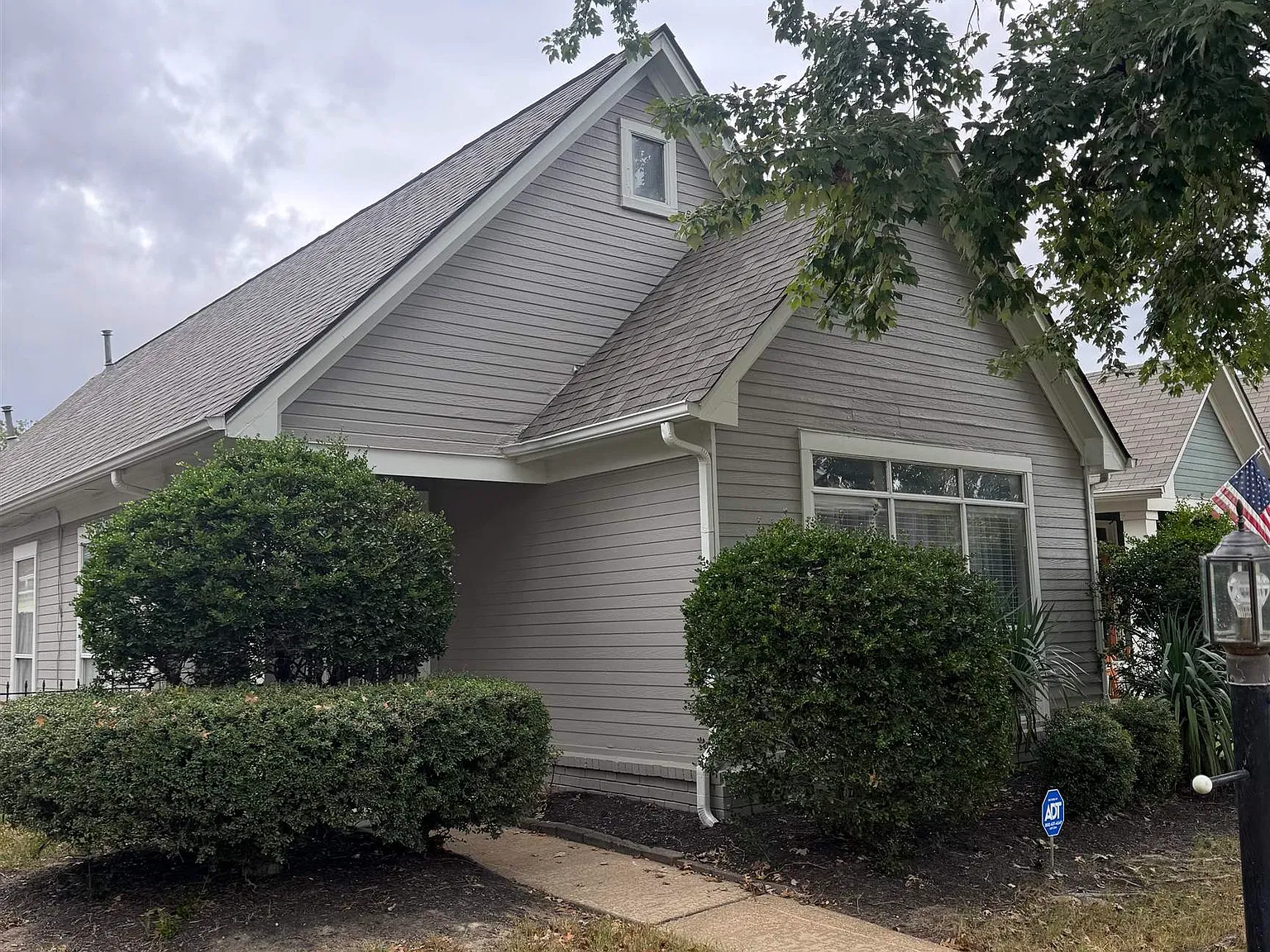 3 bed, 2.0 bath, 1374 sqft, $2,300 — Photo 2