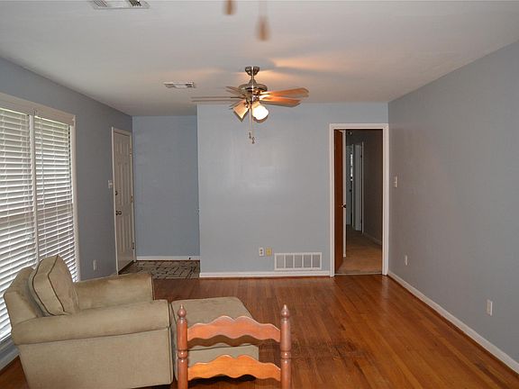 5th image of 814 Sir Michael Dr