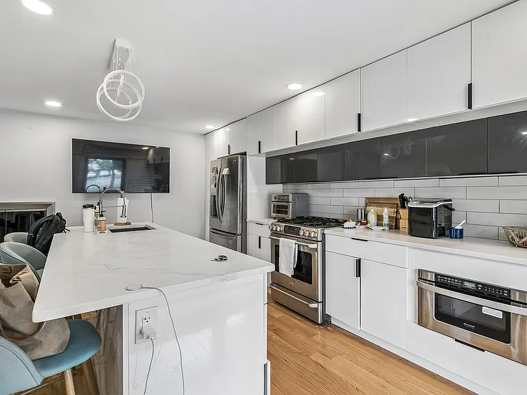 1130 Lombard St — Photo 8